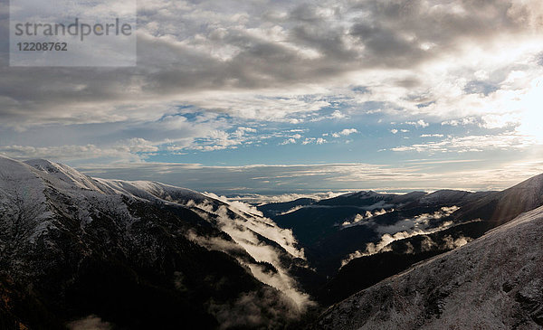 Panoramablick auf die Berge  Fagaras  Brasov  Rumänien  Europa