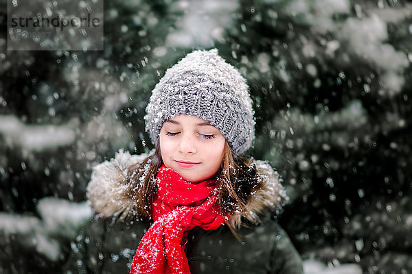 Bildnis eines Mädchens im fallenden Schnee