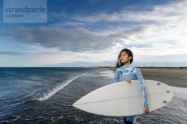 Junge Surferin am Strand  Tarragona  Katalonien  Spanien