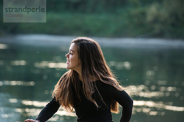 Glückliche junge Frau am Fluss  Calolziocorte  Lombardei  Italien