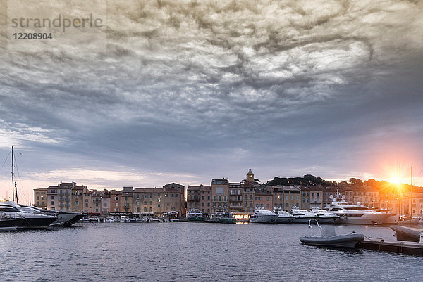 Ansicht des Hafens  Saint-Tropez  Provence-Alpes-Cote d'Azur  Frankreich  Europa