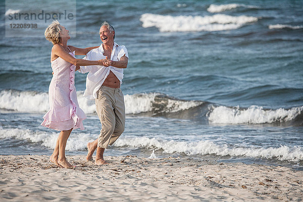 Paar tanzt am Strand  Palma de Mallorca  Spanien