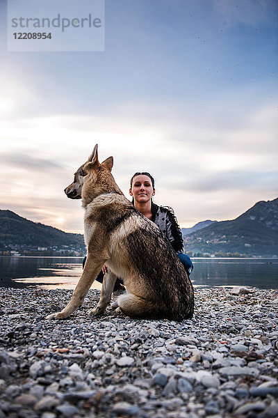 Porträt einer jungen Frau mit Hund am Flussufer  Vercurago  Lombardei  Italien