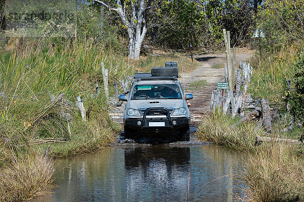 Geländewagen überquert Wasser im Moremi-Wildreservat  Okavango-Delta  Botswana