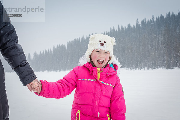 Mutter und Tochter auf dem zugefrorenen Lake Louise  Kanada