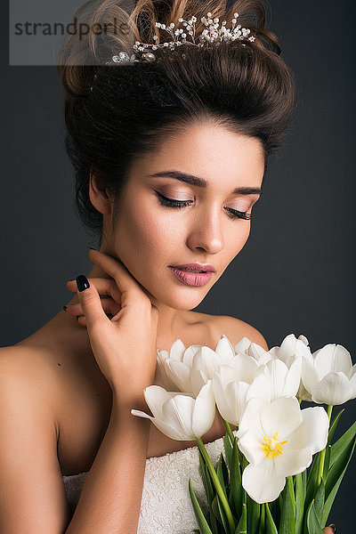 Frau mit Diadem und Tulpen