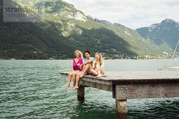 Freunde sitzen zusammen am Pierrand  Innsbruck  Tirol  Österreich  Europa