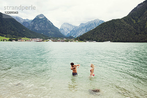 Paar mit tiefer Taille im Wasser  Achensee  Innsbruck  Tirol  Österreich  Europa