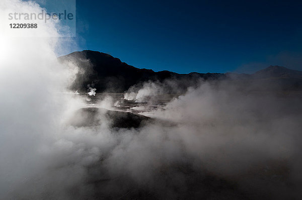 Dampf  der aus dem Geysirfeld El Tatio aufsteigt  Atacama-Wüste  Chile