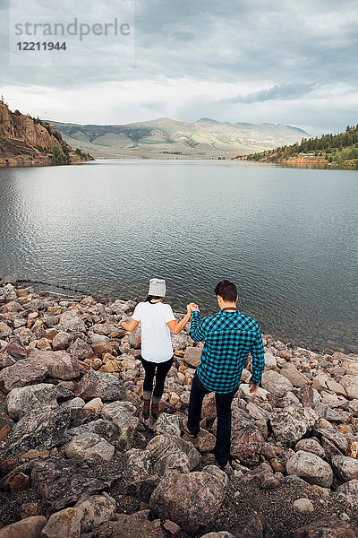 Paar beim Wandern auf Felsen neben dem Dillon Reservoir  erhöhte Ansicht  Silverthorne  Colorado  USA