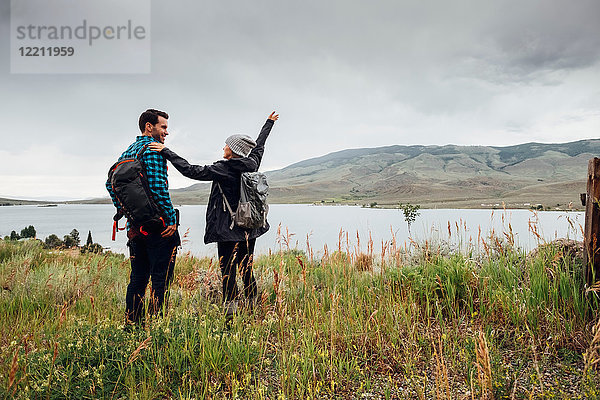 Paar beim Wandern  stehend neben dem Dillon Reservoir  Silverthorne  Colorado  USA