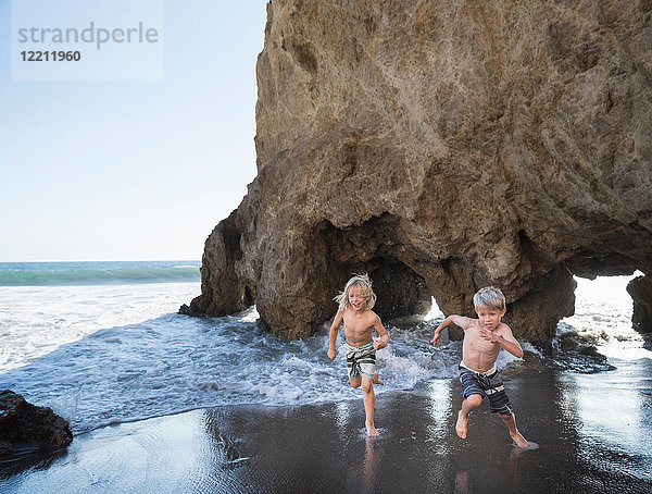 Brüder spielen am Strand von El Matador  Malibu  USA