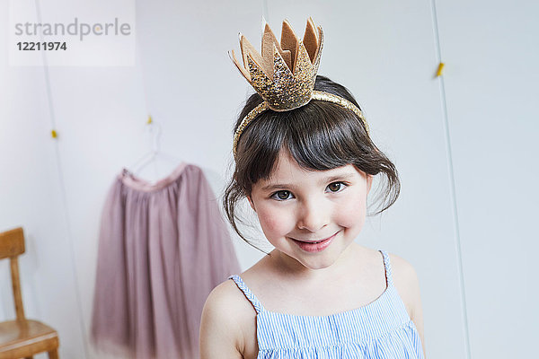 Bildnis eines jungen Mädchens mit Kronen-Stirnband  lächelnd