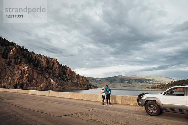 Ehepaar steht auf der Strasse neben dem Dillon Reservoir und schaut auf die Aussicht  Silverthorne  Colorado  USA