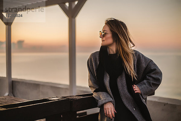 Porträt einer Frau im Wintermantel und mit Sonnenbrille beim Wegschauen  Odessa  Odeska Oblast  Ukraine