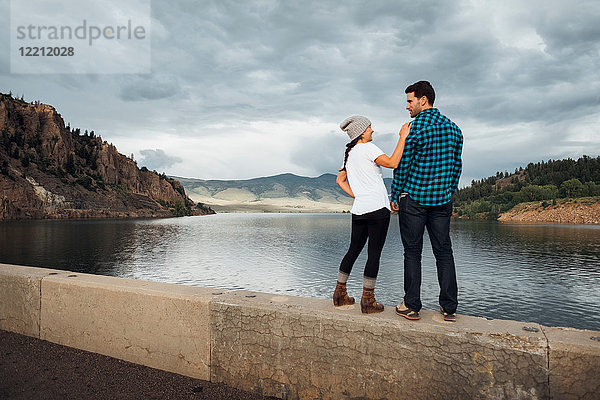 Ehepaar steht auf einer Mauer neben dem Dillon Reservoir  Silverthorne  Colorado  USA