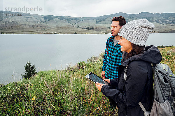 Paar beim Wandern  neben dem Dillon-Reservoir stehend  junge Frau hält digitales Tablett  Silverthorne  Colorado  USA