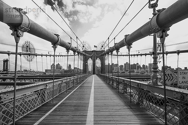 Blick auf den Gehweg der Brooklyn Bridge  B&W  New York  USA