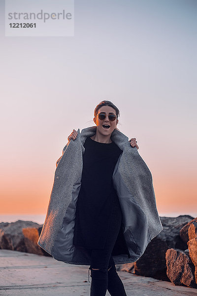 Porträt einer Frau mit Sonnenbrille und Wintermantel  die für die Kamera posiert  Odessa  Odeska Oblast  Ukraine  Osteuropa