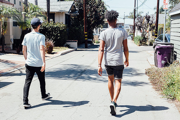 Freunde gehen die sonnige Straße entlang  Long Beach  Kalifornien  USA