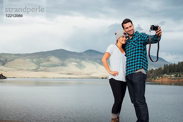 Paar neben dem Dillon-Reservoir  Selbstauslöser  mit Kamera  Silverthorne  Colorado  USA