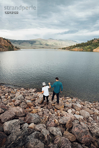 Paar beim Wandern auf Felsen neben dem Dillon Reservoir  erhöhte Ansicht  Silverthorne  Colorado  USA
