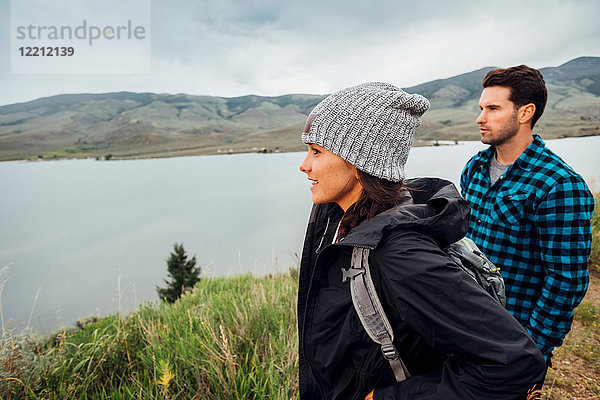 Paar beim Wandern  neben dem Dillon Reservoir stehend  Blick auf Aussicht  Silverthorne  Colorado  USA
