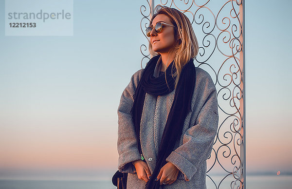 Porträt einer Frau mit Sonnenbrille beim Wegschauen  Odessa  Odeska Oblast  Ukraine  Osteuropa