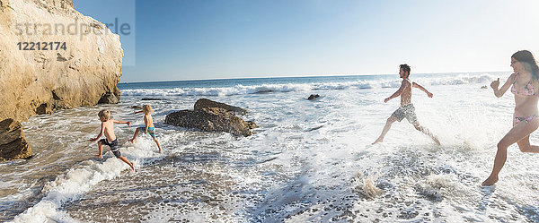Familie spielt am Strand von El Matador  Malibu  USA