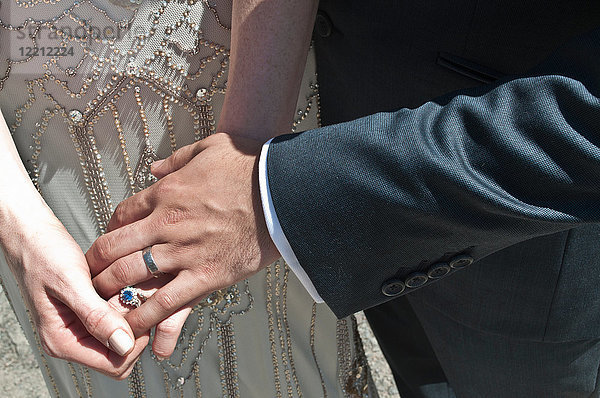 Braut und Bräutigam  Händchen haltend  Nahaufnahme  Mittelteil