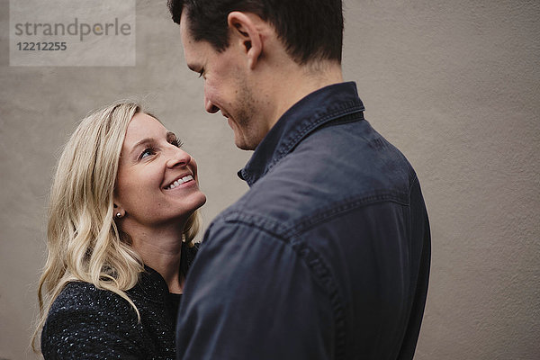 Porträt eines Paares im mittleren Erwachsenenalter  von Angesicht zu Angesicht  lächelnd