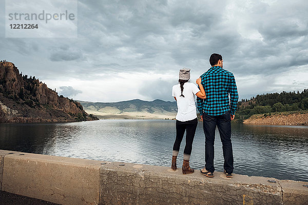 Paar an der Wand neben dem Dillon-Reservoir stehend  Blick in die Ansicht  Rückansicht  Silverthorne  Colorado  USA