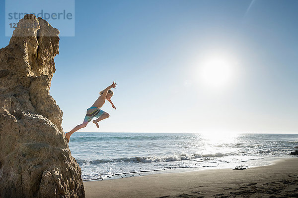 Junge springt vom Felsen  El Matador Beach  Malibu  USA