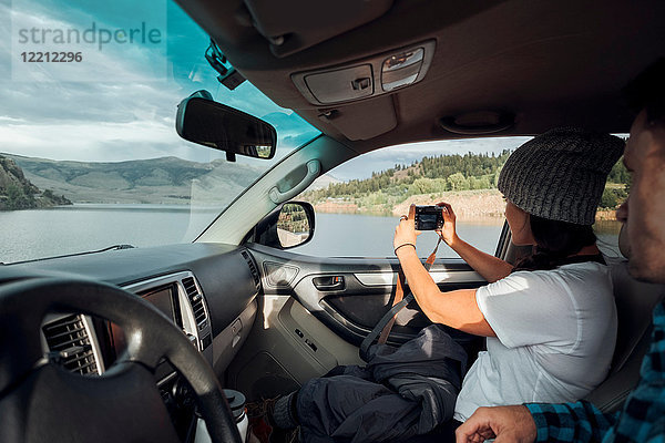 Paar im Auto  junge Frau fotografiert durch Autofenster  Silverthorne  Colorado  USA