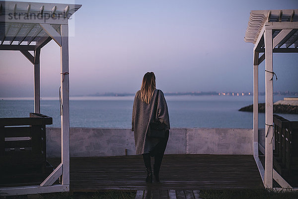 Rückansicht einer Frau  die den Blick vom Meer abwendet  Odessa  Odeska Oblast  Ukraine