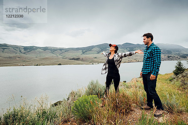 Paar zu Fuss in der Nähe des Dillon-Reservoirs  die Arme einer jungen Frau ausgestreckt  Silverthorne  Colorado  USA