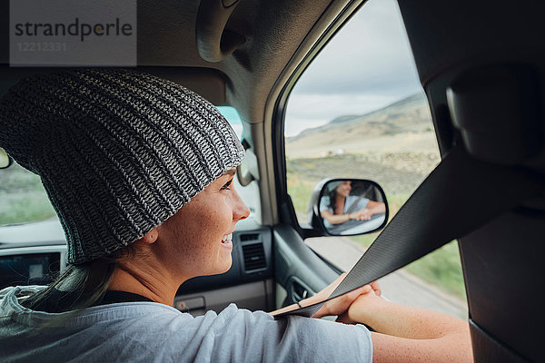 Junge Frau sitzt im Auto und schaut auf den Blick aus dem Autofenster  Silverthorne  Colorado  USA