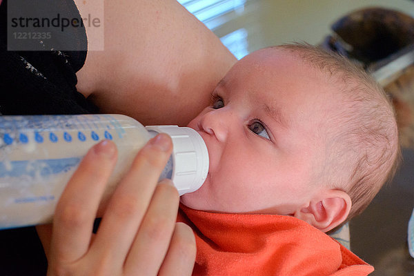 Frau füttert Baby Junge Junge Flasche Milch
