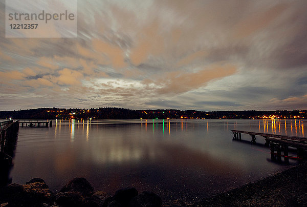Lichter über Wasser an der Küste  Bainbridge  Washington  Vereinigte Staaten