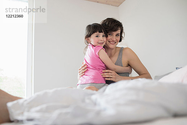 Porträt von Mutter und Tochter zu Hause  sich umarmend