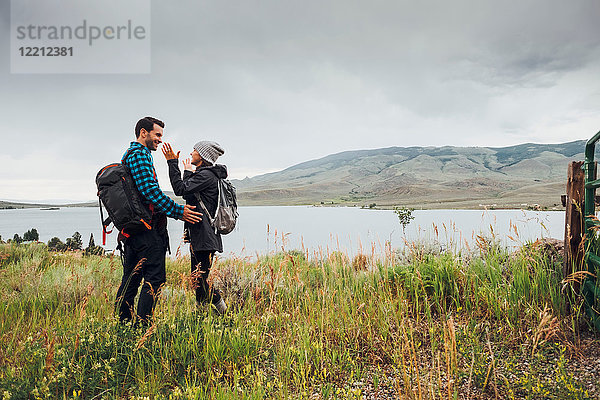 Paar beim Wandern  neben dem Dillon Reservoir stehend  von Angesicht zu Angesicht  Silverthorne  Colorado  USA