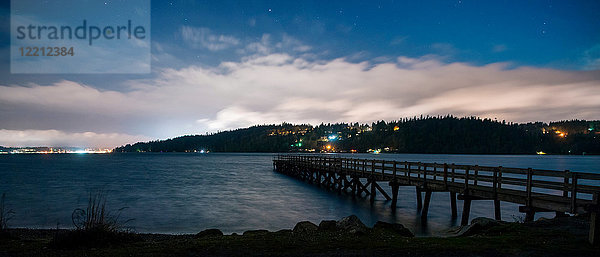 Panoramabild der Lichter an der Küste über Wasser und Pier  Bainbridge  Washington  Vereinigte Staaten