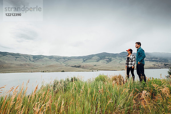 Paar zu Fuß in der Nähe des Dillon Reservoirs  Blick auf die Aussicht  Silverthorne  Colorado  USA