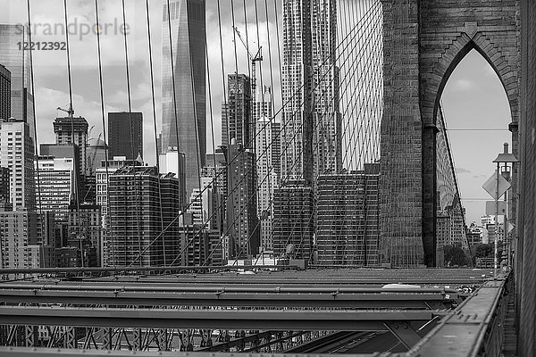 Ansicht der Brooklyn Bridge und der Wolkenkratzer  B&W  New York  USA