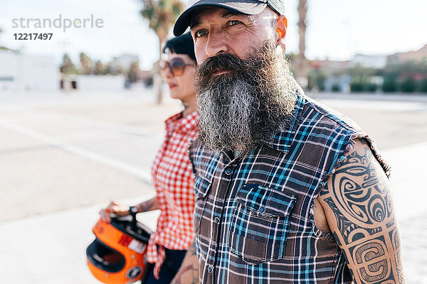 Reif tätowiertes Hipster-Paar beim Spaziergang  Valencia  Spanien