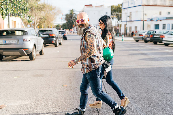 Ein reifes Hipster-Paar überquert die Straße  Valencia  Spanien