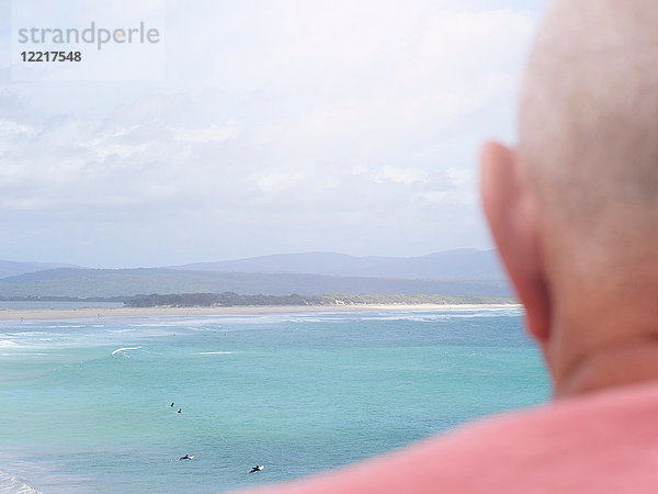 Älterer Mann betrachtet Küstenansicht  Rückansicht  Mallacoota  Victoria  Australien