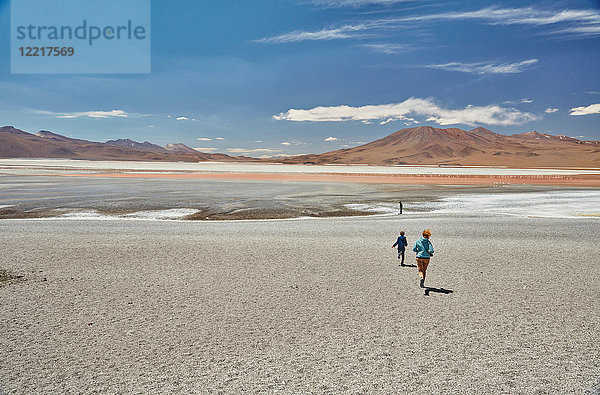 Mutter und Söhne erkunden die Landschaft  Laguna Colorada  Colorada  Potosi  Bolivien  Südamerika