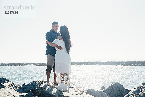 Paar auf Küstenfelsen stehend  von Angesicht zu Angesicht  Seal Beach  Kalifornien  USA