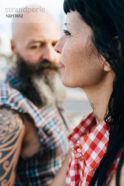 Profilporträt einer reifen Hipster-Frau mit Freund